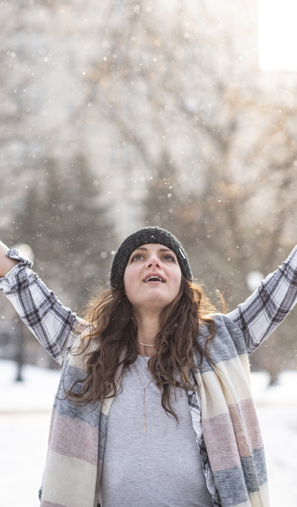 Красивая девушка на улице зимой 
