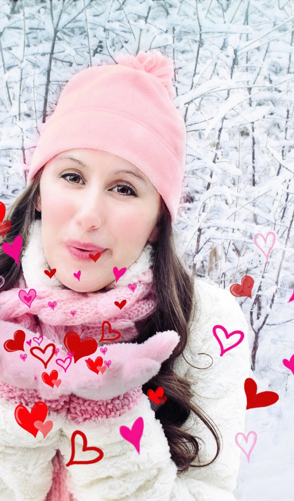 Красивая девушка шлет воздушные поцелуи зимой 