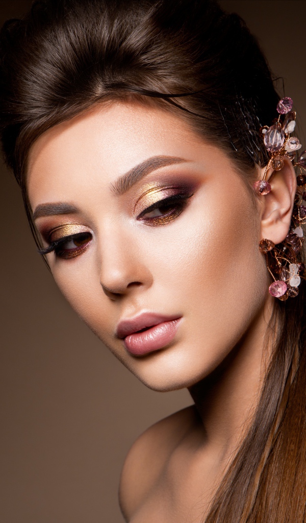 Красивая девушка с прической и украшениями в волосах 