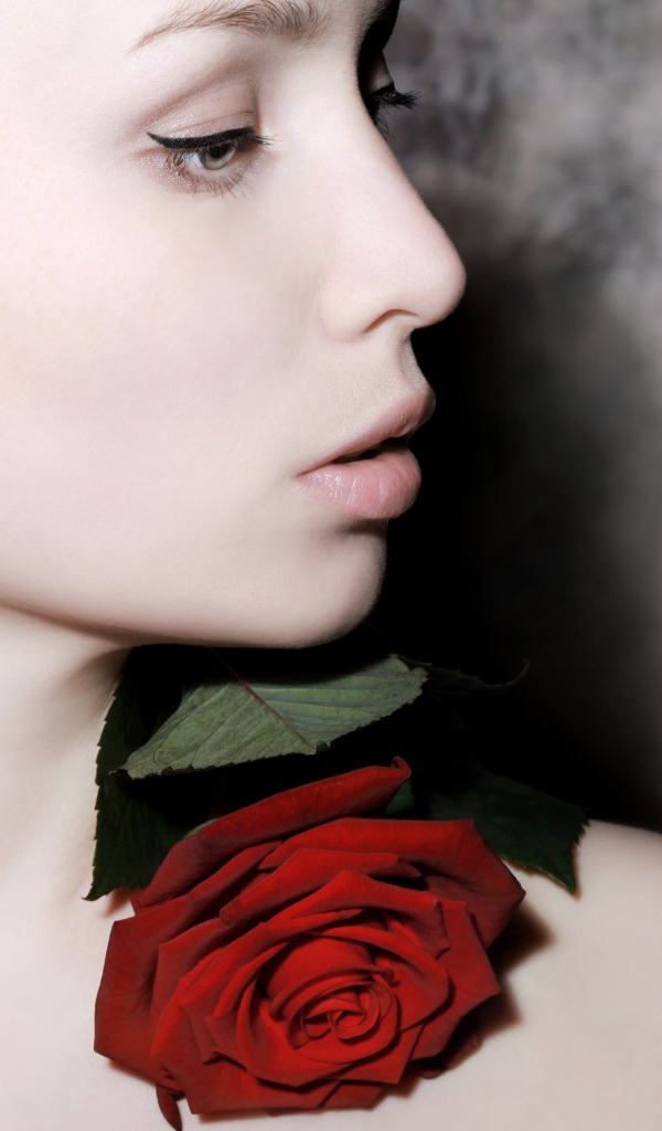 Красивая девушка с цветком розы на теле