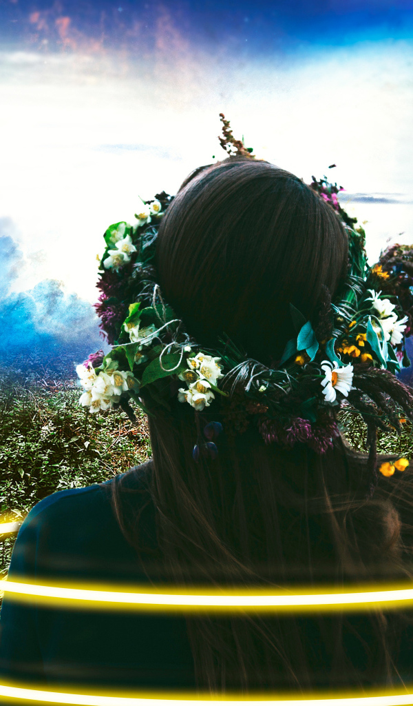 Красивая девушка с венком на голове в желтых кругах