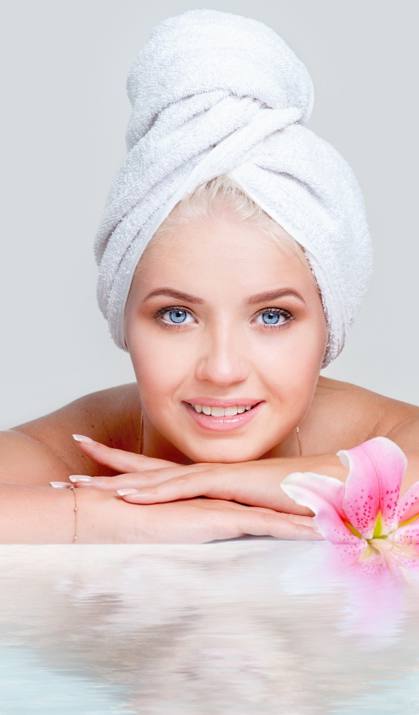 Красивая девушка с голубыми глазами после SPA процедур