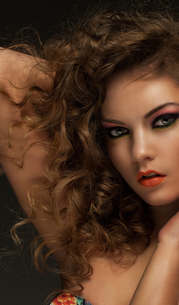 Красивая девушка с кучерявыми волосами