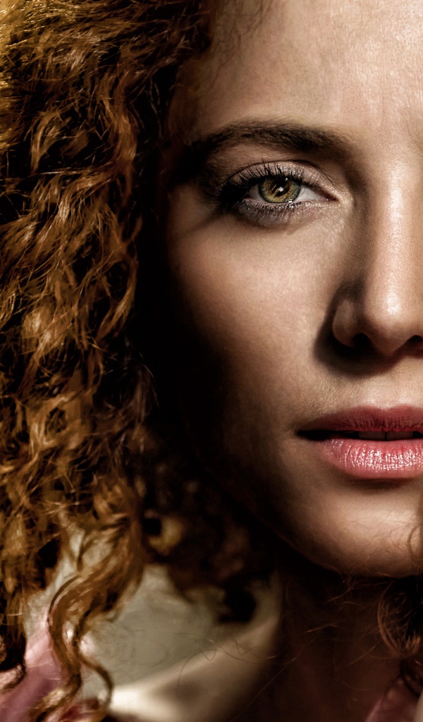 Красивая девушка с волнистыми волосами 