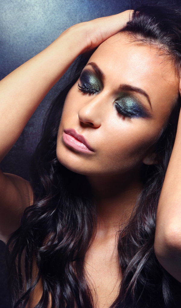 Красивая длинноволосая брюнетка с закрытыми глазами 