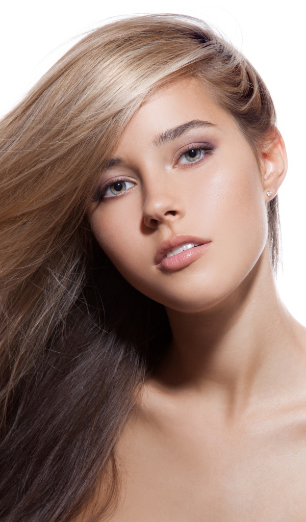 Красивая длинноволосая девушка на белом фоне