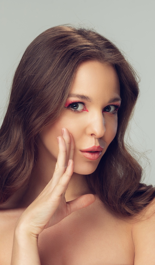 Красивая длинноволосая девушка рассказывает секреты 