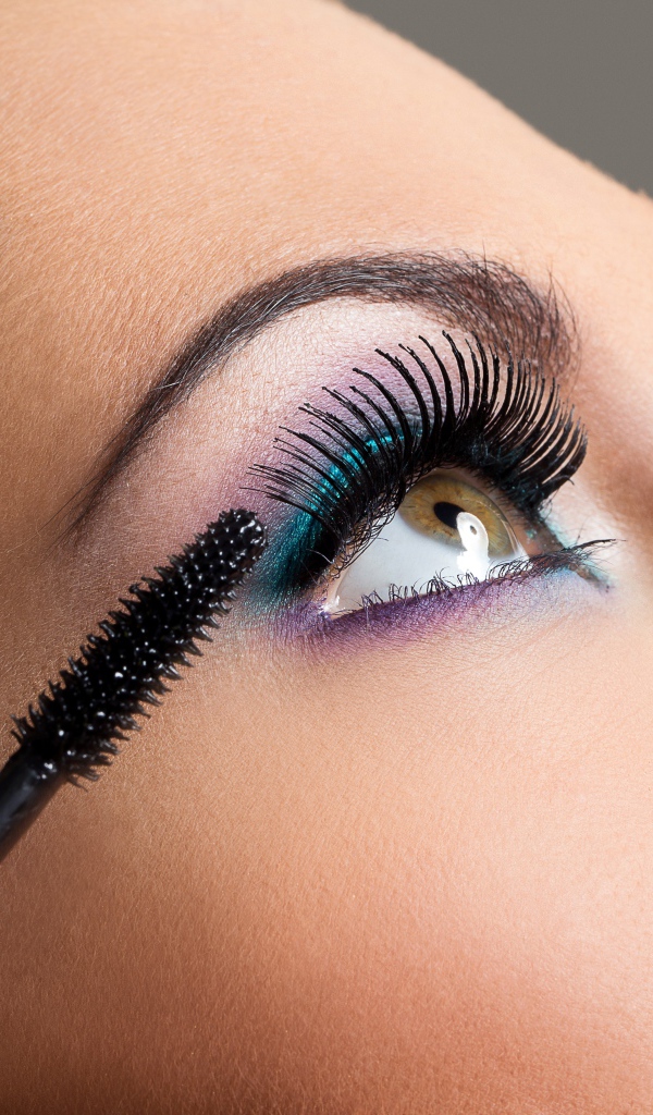 Красивые накрашенные глаза девушки с длинными ресницами