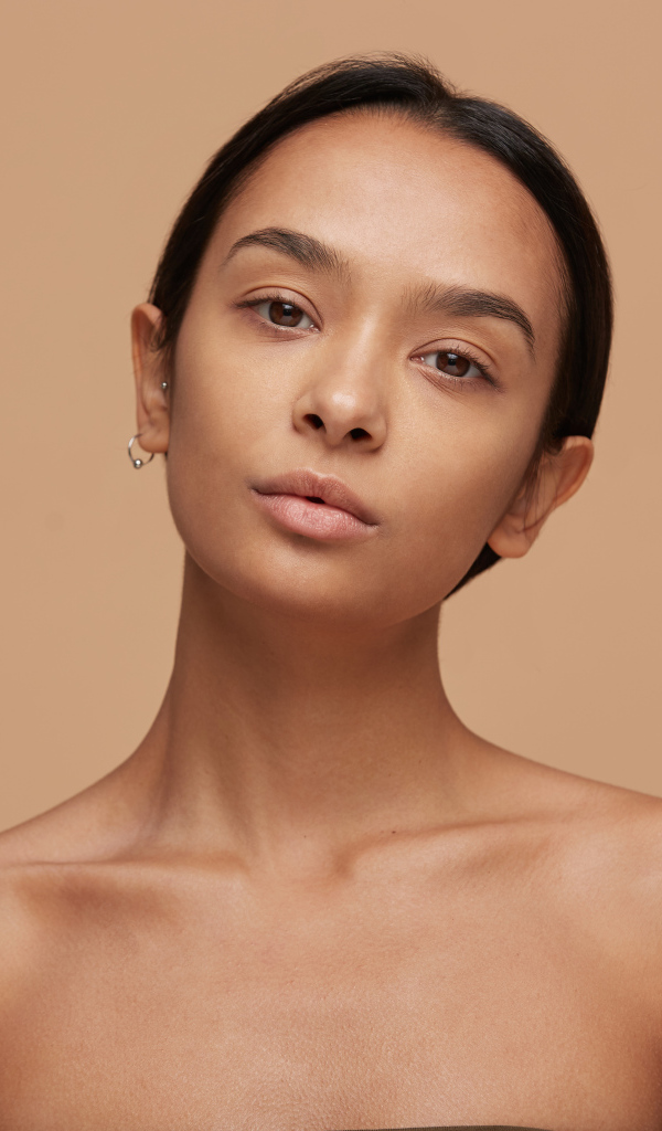 Красивая настоящая девушка с карими глазами