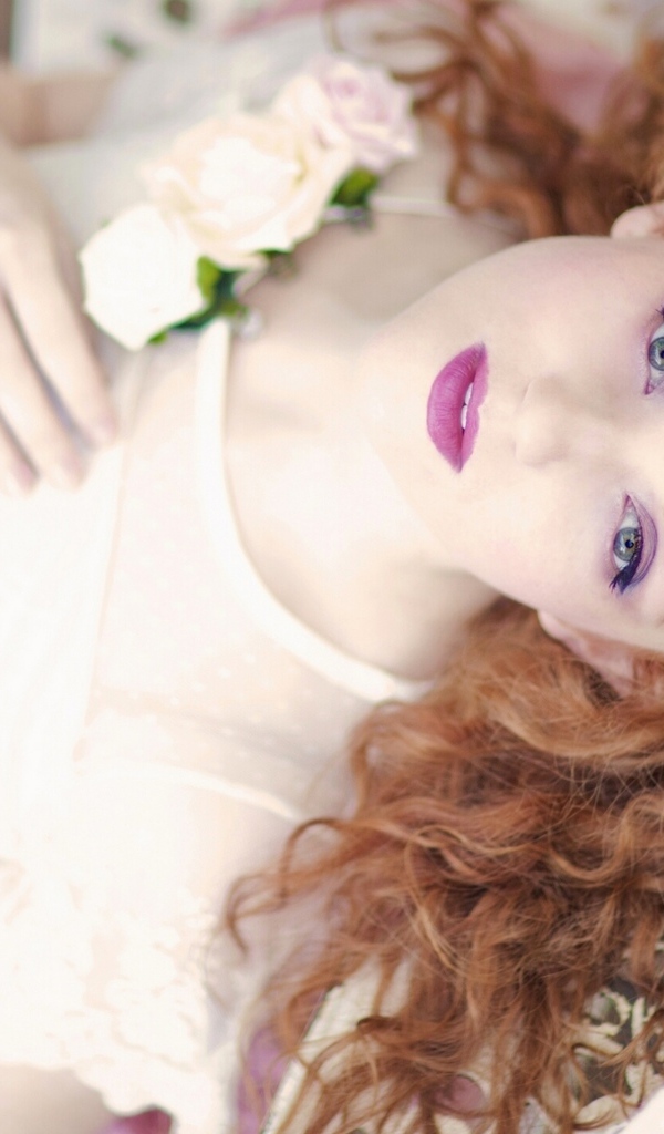 Красивая рыжеволосая девушка невеста 