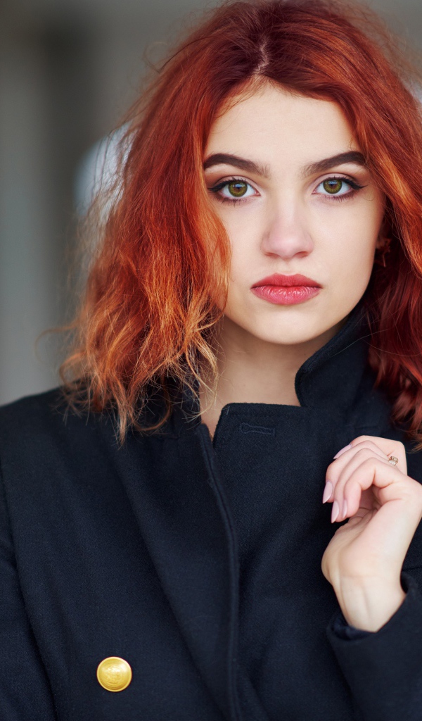 Красивая рыжеволосая девушка в черном пальто 