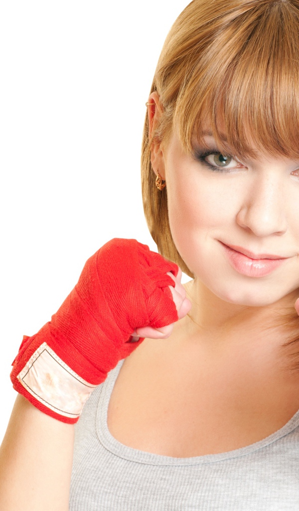 Красивая рыжеволосая девушка в стойке боксера на белом фоне