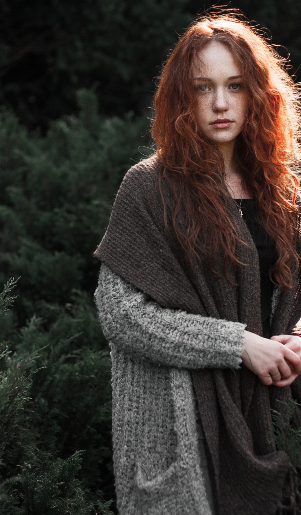 Красивая рыжеволосая девушка в серой кофте 