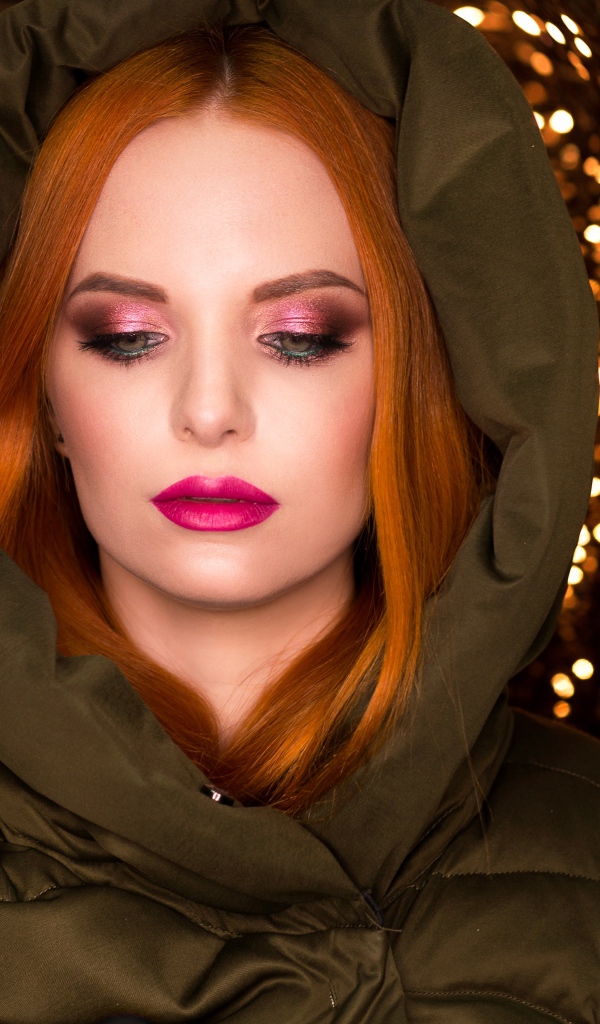 Красивая рыжеволосая девушка в теплой куртке 