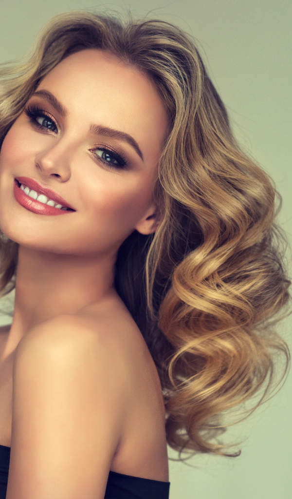 Красивая улыбающаяся блондинка с длинными волосами