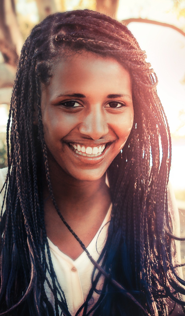 Красивая улыбающаяся девушка с косичками