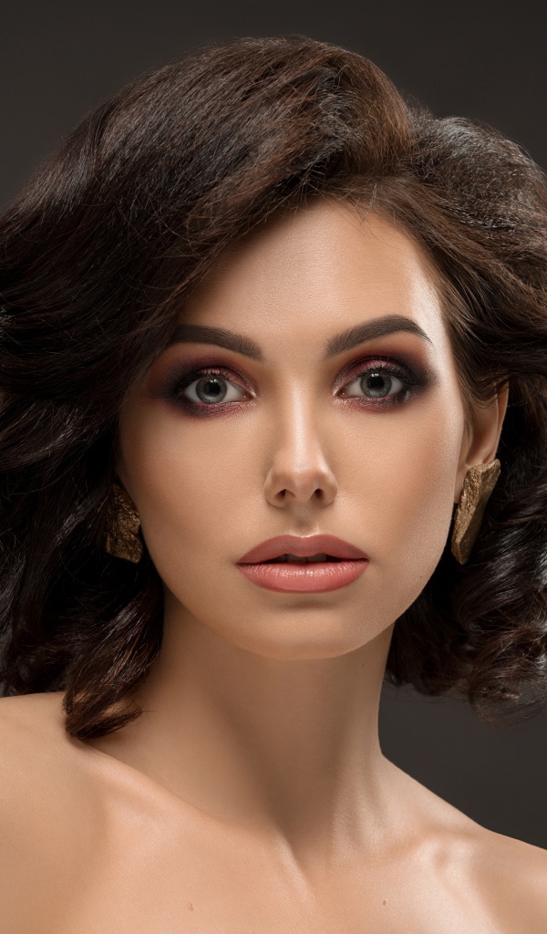 Красивая стильная девушка с прической на голове