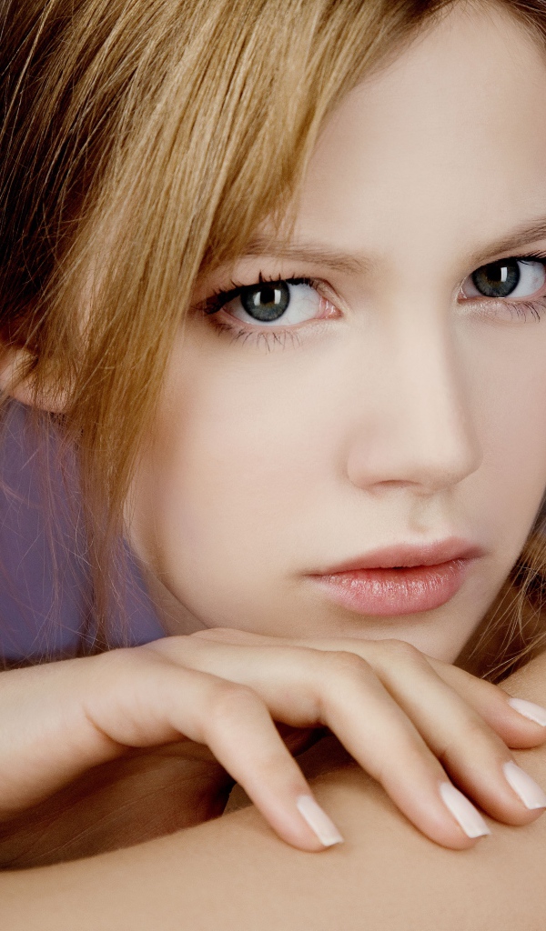 Красивая нежная девушка с серыми глазами