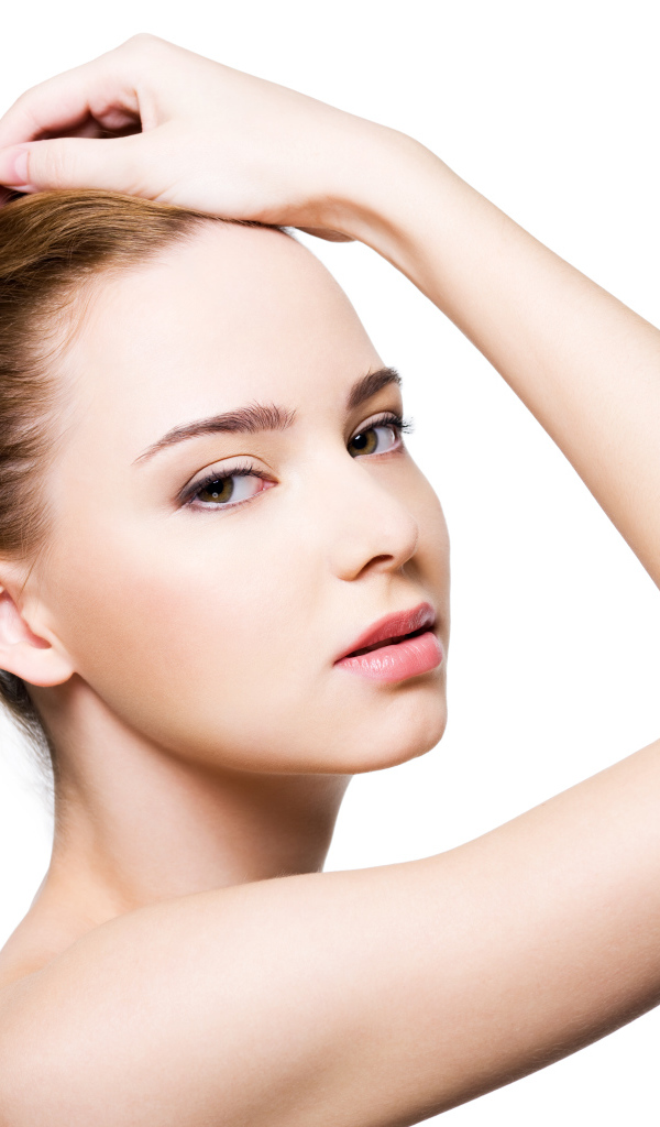 Красивая нежная девушка с рукой в волосах