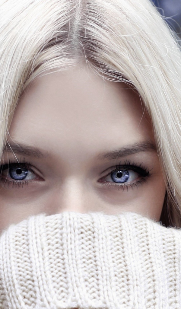 Голубоглазая девушка в белом свитере 