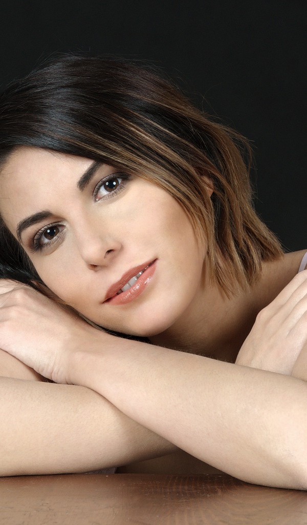 Карие глаза красивой девушки на черном фоне