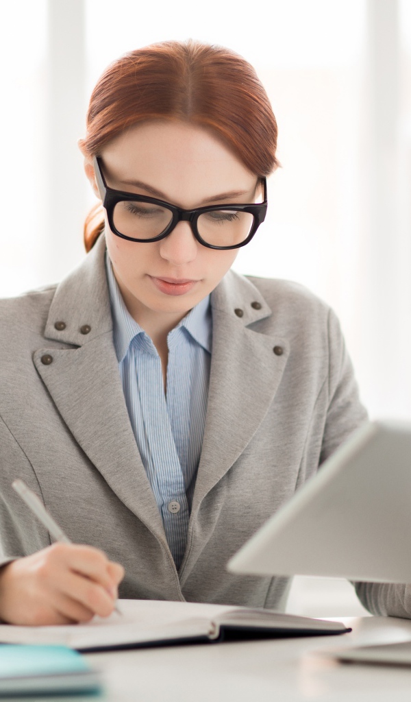 Деловая женщина в костюме за столом 