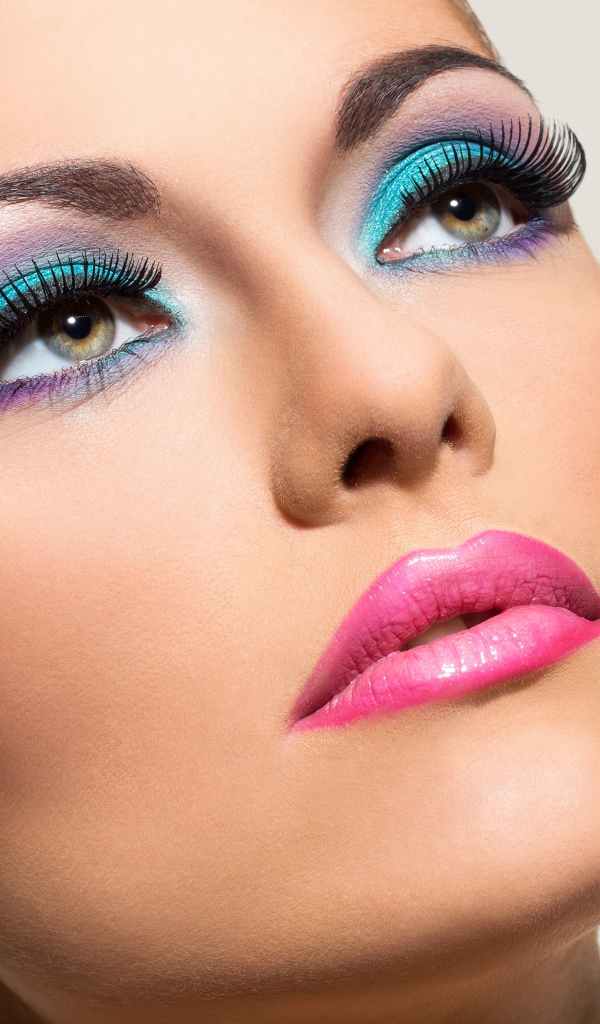 Лицо девушки с ярким макияжем крупным планом