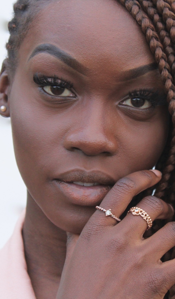 Темнокожая девушка с косичками крупным планом