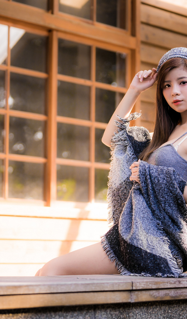 Милая девушка азиатка с теплой шалью на улице