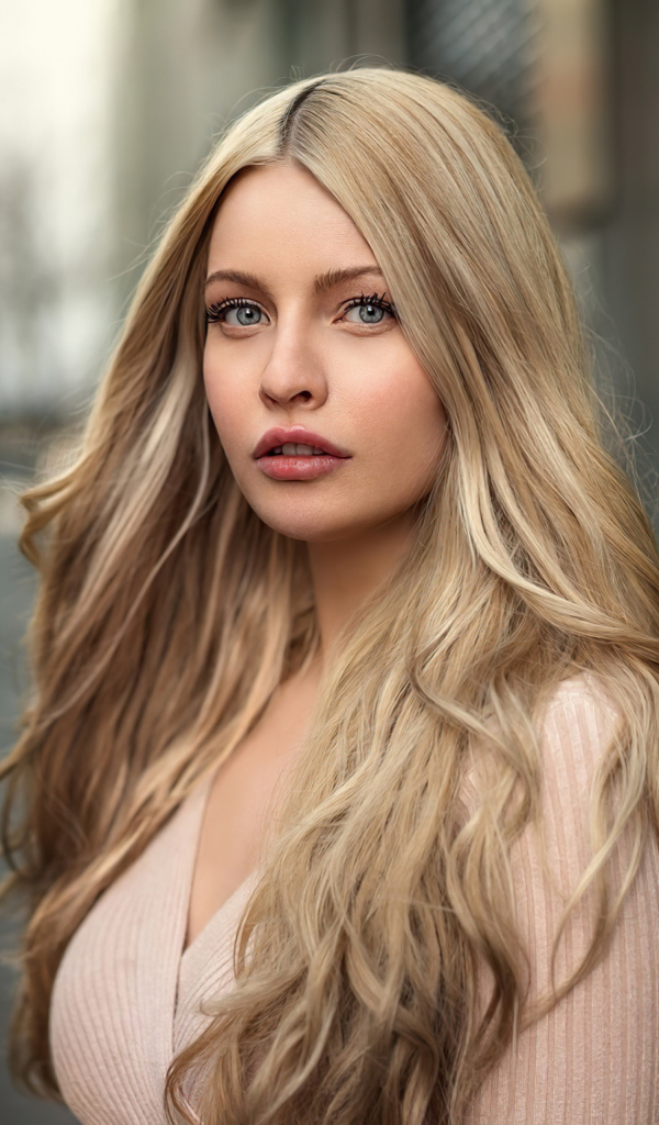Милая блондинка с серыми глазами 