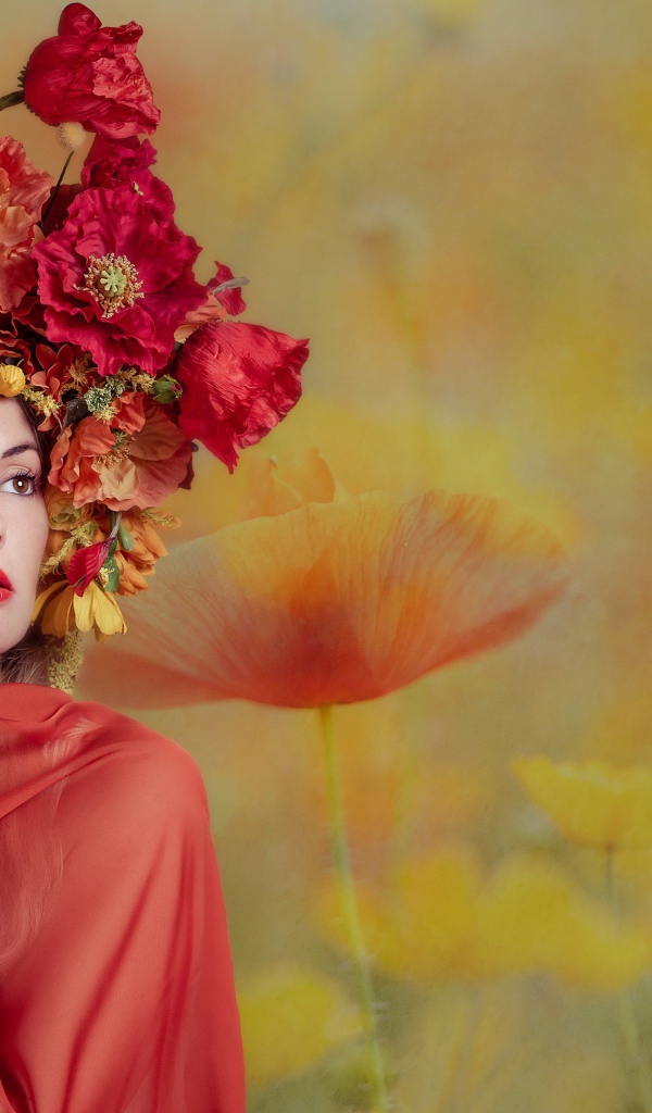 Милая девушка с венком из красных маков на голове