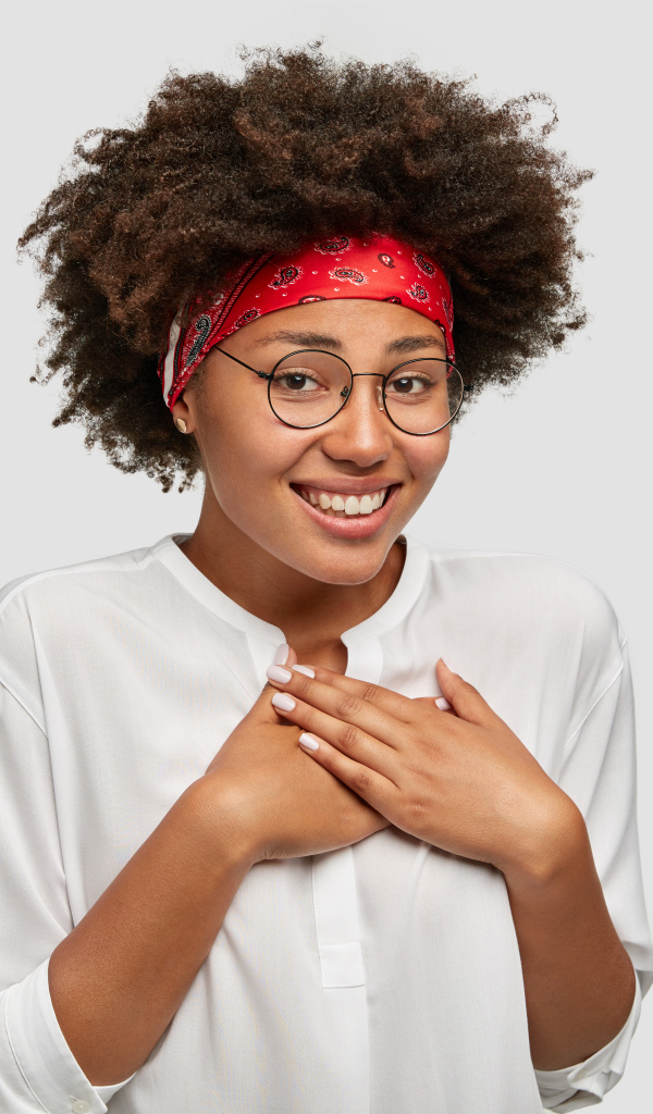 Милая девушка в очках в белой рубашке 