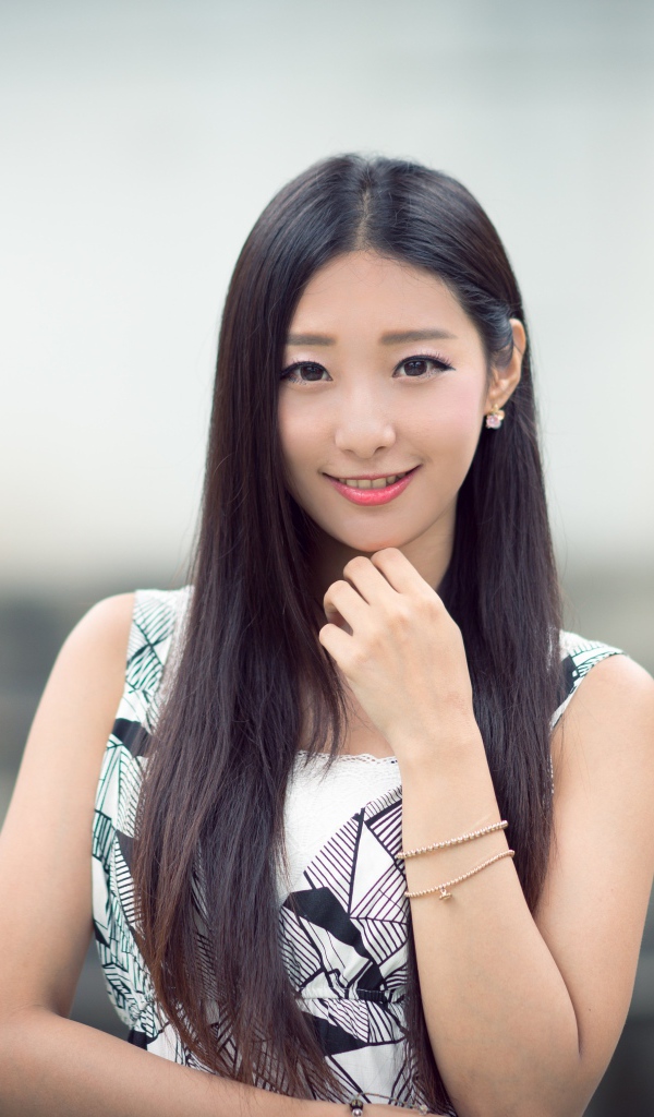 Милая длинноволосая девушка азиатка с красивой улыбкой 