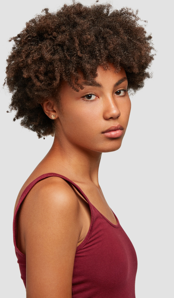 Милая девушка мулатка в красной майке