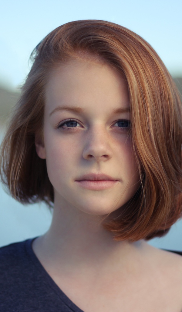 Милая настоящая девушка с короткой стрижкой 