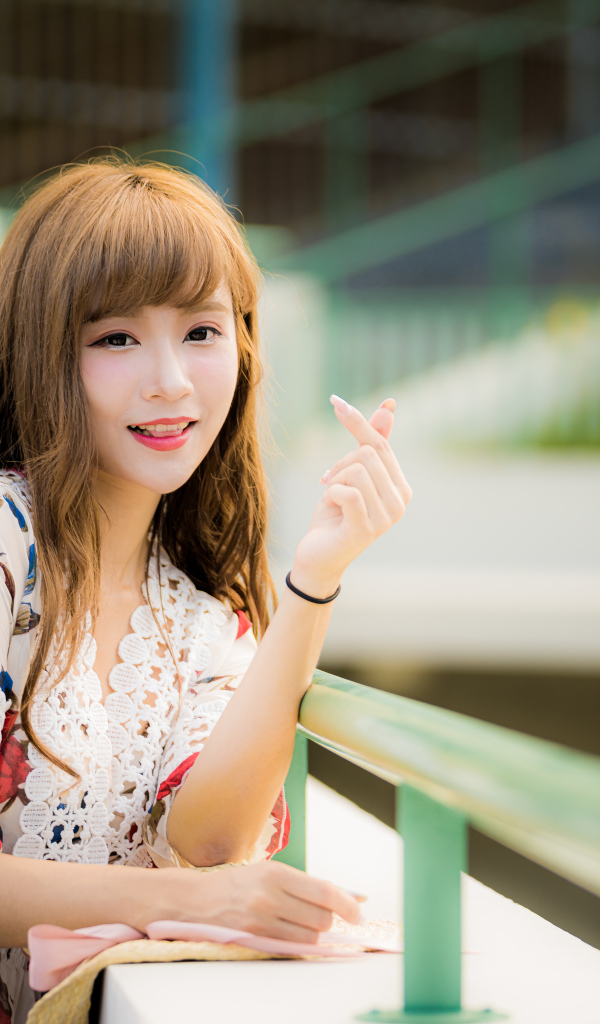 Милая улыбающаяся азиатка в платье 