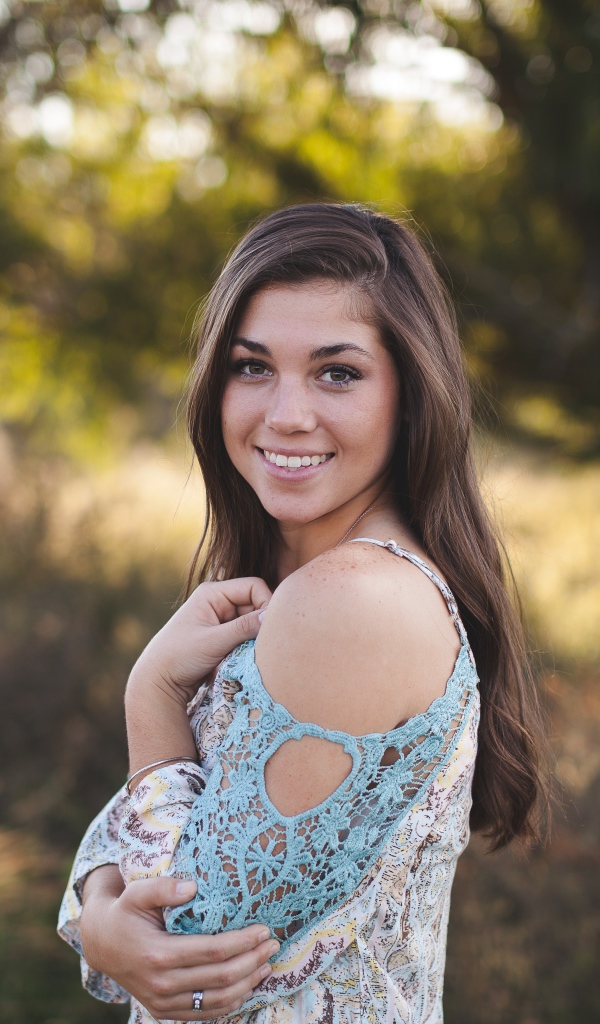 Милая улыбающаяся девушка в лесу 