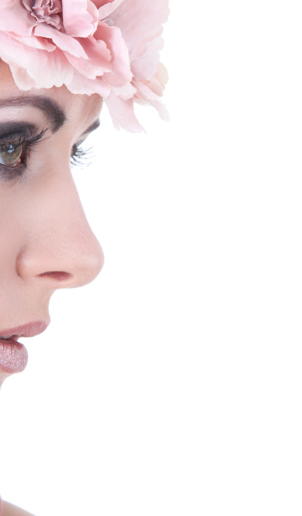 Лицо красивой девушка на белом фоне