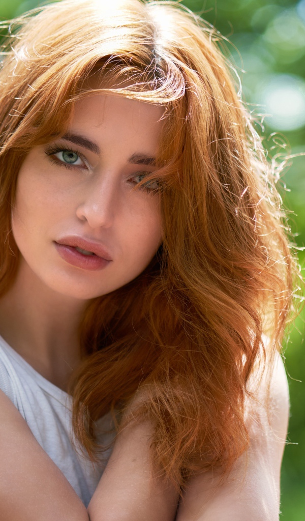 Нежная зеленоглазая девушка с рыжими волосами