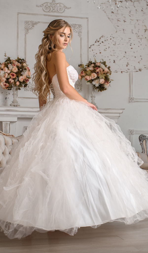 Девушка невеста в красивом белом платье 