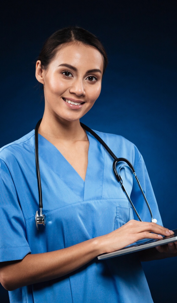 Девушка врач с ноутбуком на синем фоне 