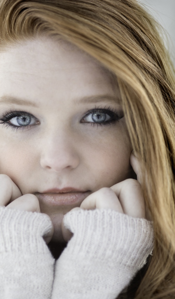 Лицо девушки с серыми глазами на улице 