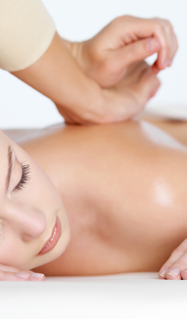 Девушке делают массаж 