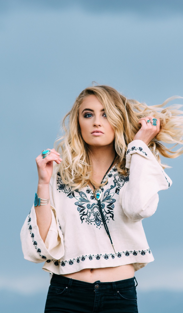 Девушка в красивой рубашке на фоне неба 