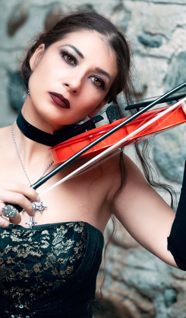 Девушка в черном платье со скрипкой в руке 