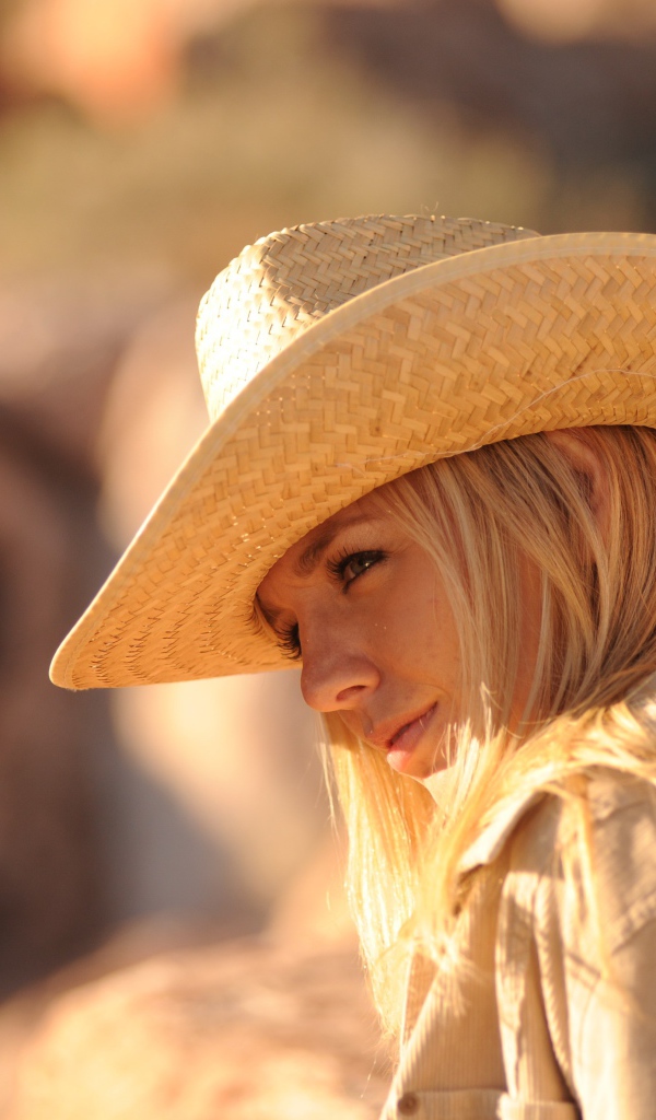 Девушка в ковбойской соломенной шляпе 