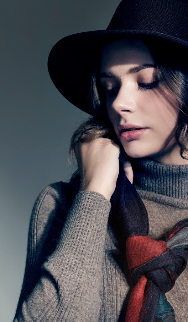Девушка в сером свитере с платком на шее в черной шляпе