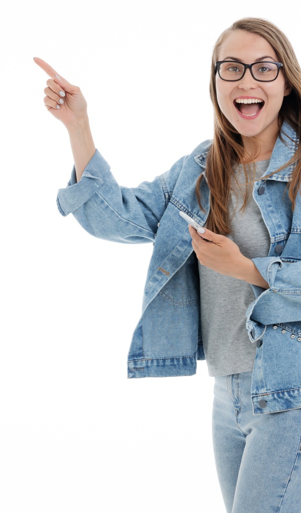 Девушка в джинсовом костюме в очках на белом фоне