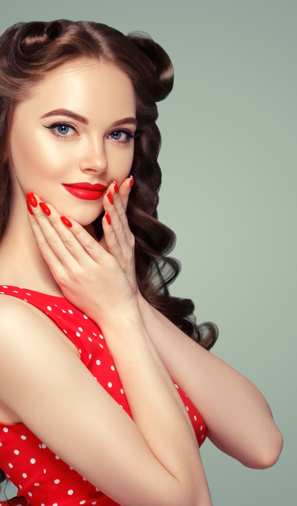 Девушка в красном платье с красивыми длинными волосами