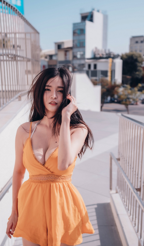 Девушка в коротком платье у перил 